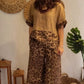 Stilvolles zweiteiliges Set mit kurzärmligem Patchwork-Oberteil und Hose mit weitem Bein