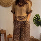 Stilvolles zweiteiliges Set mit kurzärmligem Patchwork-Oberteil und Hose mit weitem Bein