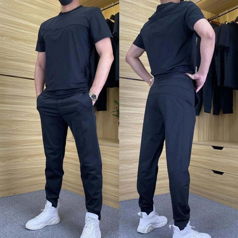 Zweiteiliges Sportset für Herren mit Kurzarmshirt und Hose