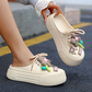 🍀Tragbar zu Hause und unterwegs 💖Atmungsaktive Damen-Pantoletten mit blumigem Schuhschmuck