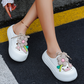 🍀Tragbar zu Hause und unterwegs 💖Atmungsaktive Damen-Pantoletten mit blumigem Schuhschmuck
