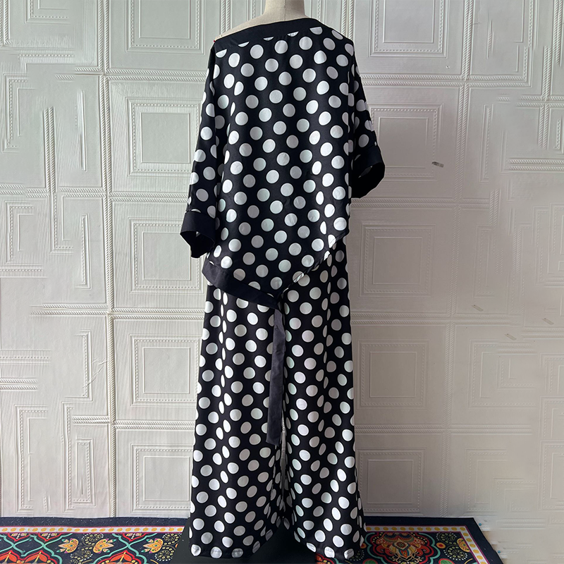 Modischer Zweiteiler für Damen: Oversize-Shirt und Hose mit weitem Bein